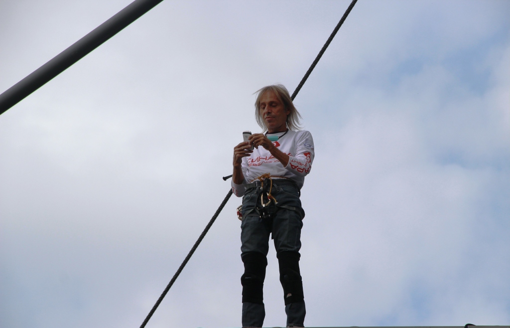 В центре Екатеринбурга «человек-паук» карабкается на «Высоцкий». ФОТО - Фото 2