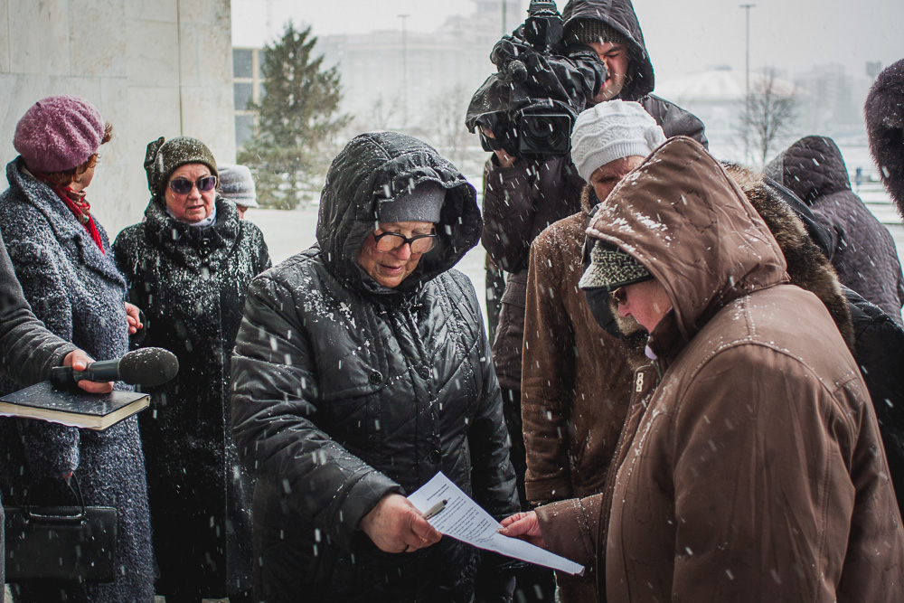 В Екатеринбурге бабушки попытались отдать свою землю депутатам и обещали поделиться с ними картошкой и яблоками - Фото 2