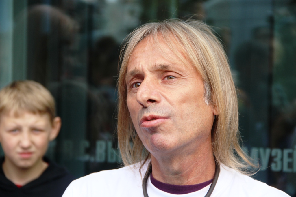 В центре Екатеринбурга «человек-паук» карабкается на «Высоцкий». ФОТО - Фото 5