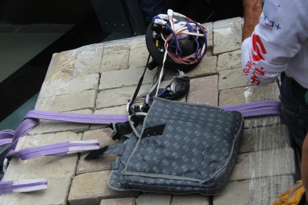 В центре Екатеринбурга «человек-паук» карабкается на «Высоцкий». ФОТО - Фото 6