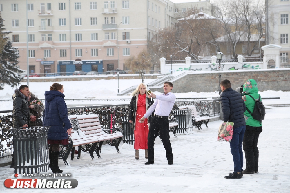 Как Екатеринбург спасается от холода: фоторепортаж JustMedia из замерзающей столицы Урала - Фото 4