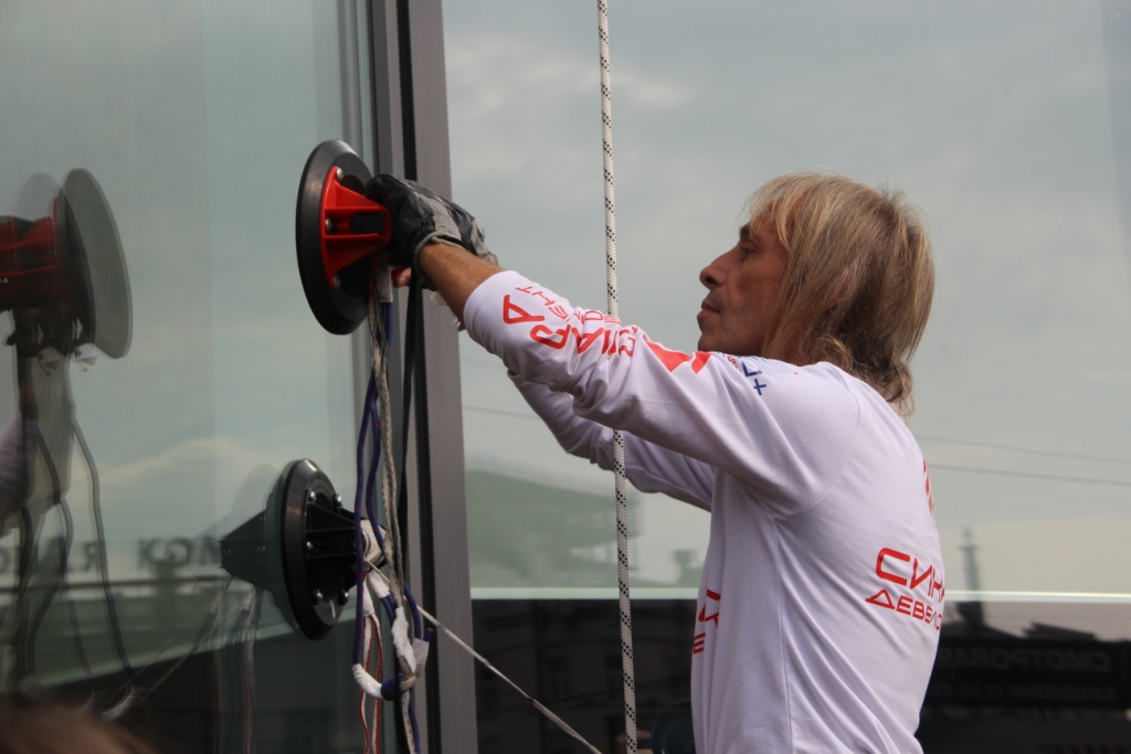 В центре Екатеринбурга «человек-паук» карабкается на «Высоцкий». ФОТО - Фото 7