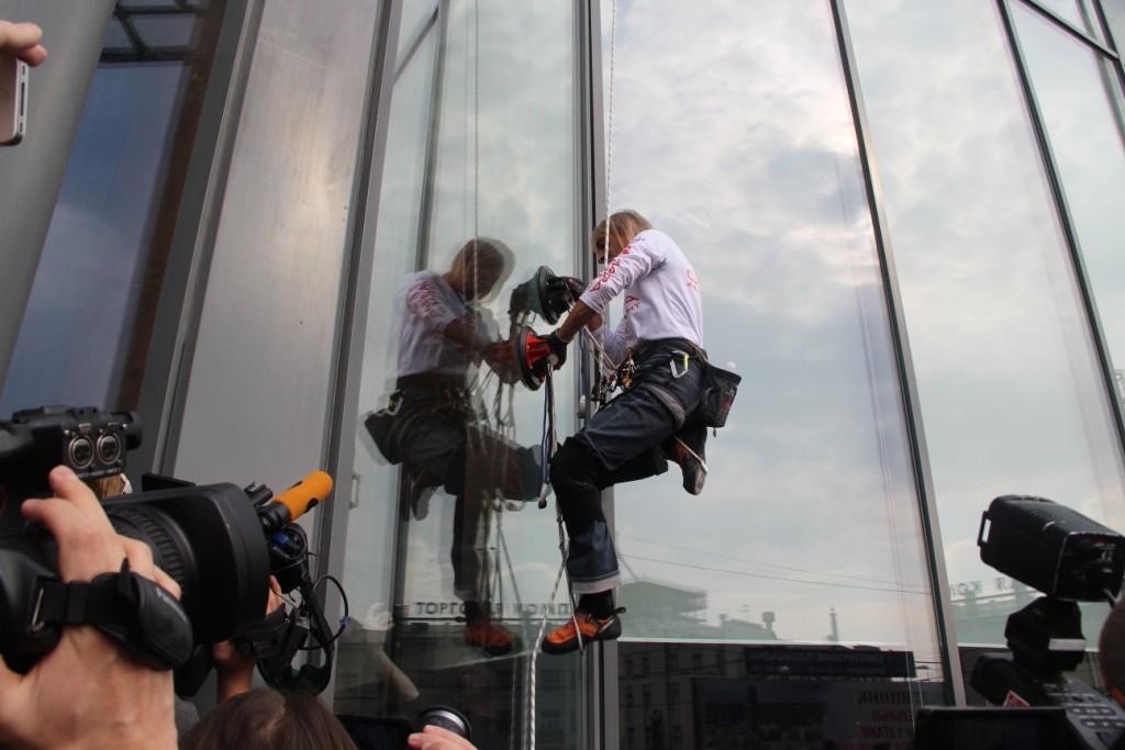В центре Екатеринбурга «человек-паук» карабкается на «Высоцкий». ФОТО - Фото 8