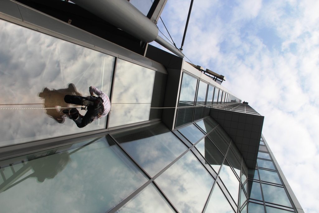 В центре Екатеринбурга «человек-паук» карабкается на «Высоцкий». ФОТО - Фото 9