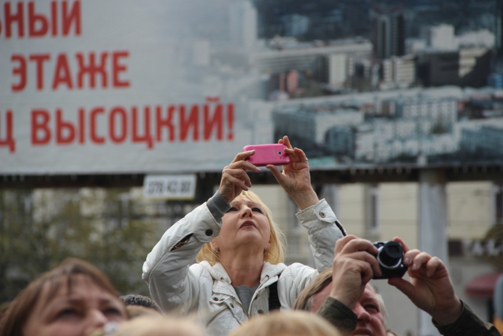 В центре Екатеринбурга «человек-паук» карабкается на «Высоцкий». ФОТО - Фото 10