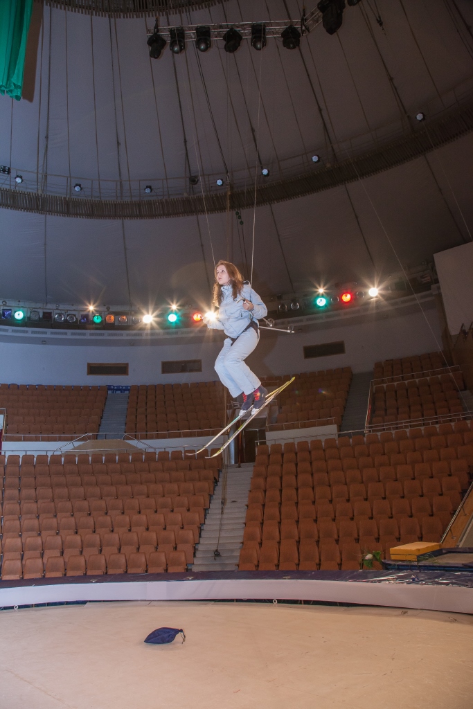 Лыжница под куполом цирка. Юная екатеринбурженка опробовала олимпийский вид спорта в необычном антураже - Фото 2