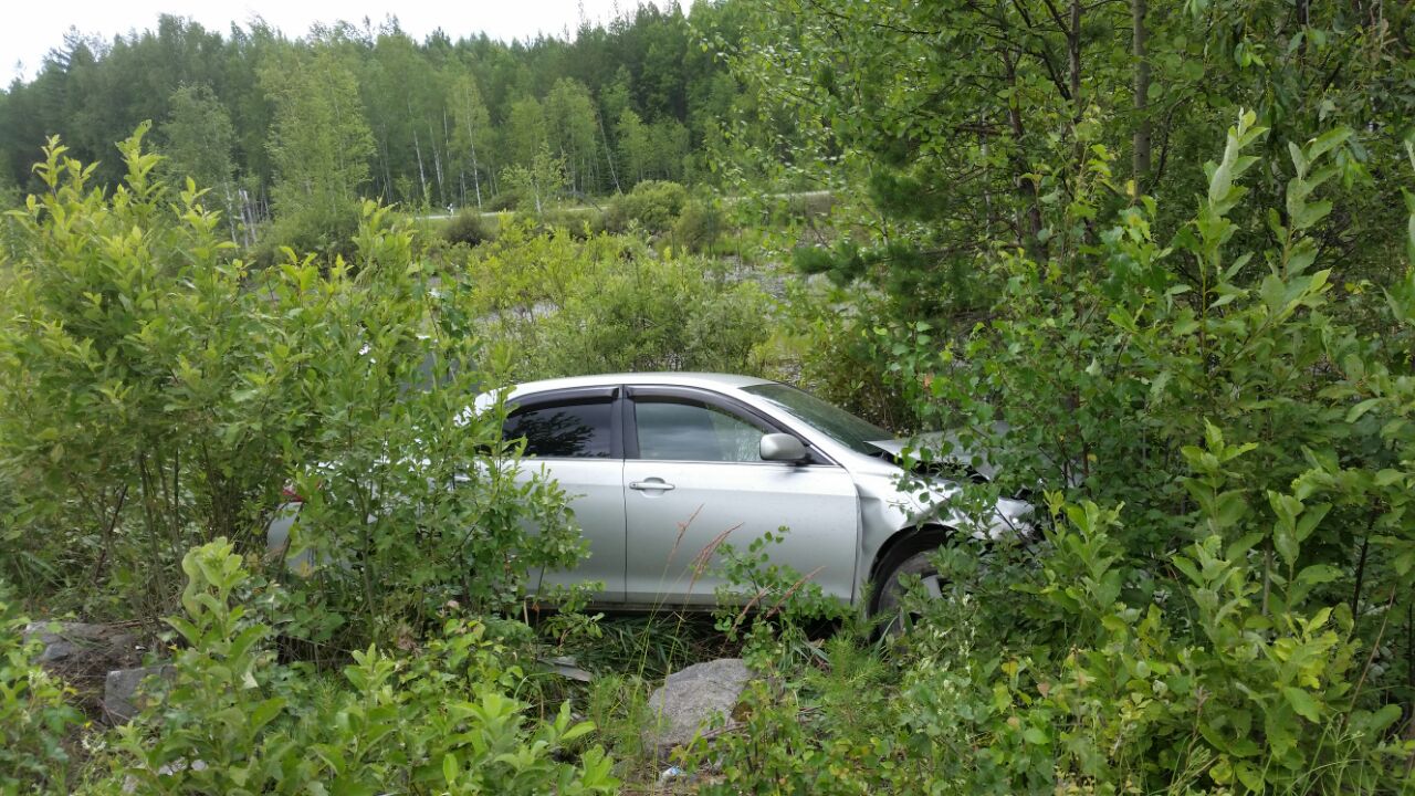 На свердловской «трассе смерти» легковушка улетела в болото. Погибли люди - Фото 2