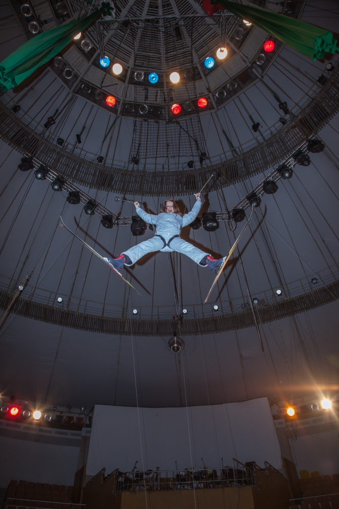 Лыжница под куполом цирка. Юная екатеринбурженка опробовала олимпийский вид спорта в необычном антураже - Фото 4