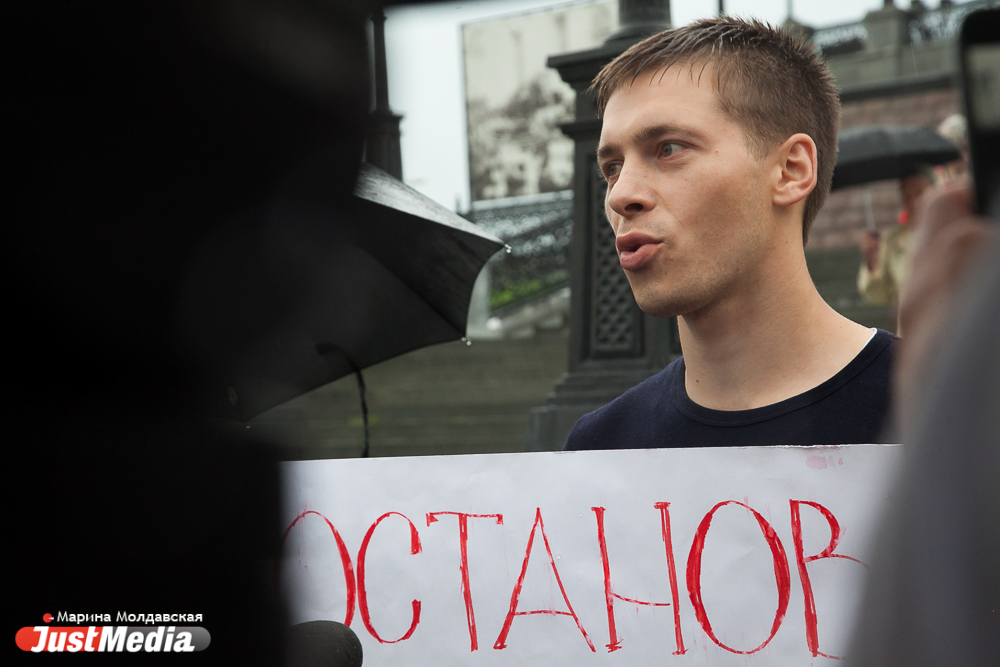 В Екатеринбурге против «Матильды» вышел один человек. Анонсированное «стояние народа» оказалось одиночным пикетом. ФОТО - Фото 5