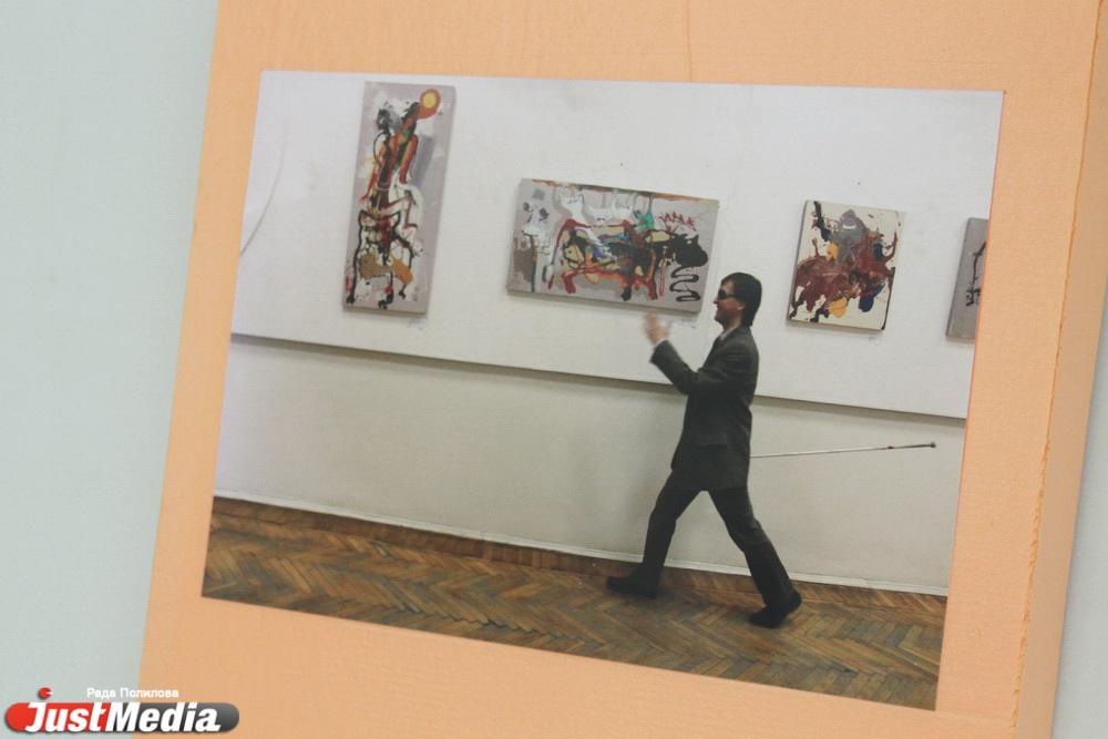 «К этому невозможно привыкнуть». Искусствовед из Екатеринбурга потерял зрение, но продолжает учить студентов и даже рисует картины - Фото 3