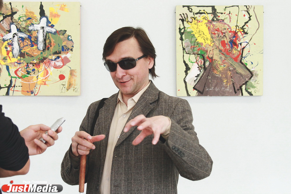 «К этому невозможно привыкнуть». Искусствовед из Екатеринбурга потерял зрение, но продолжает учить студентов и даже рисует картины - Фото 2