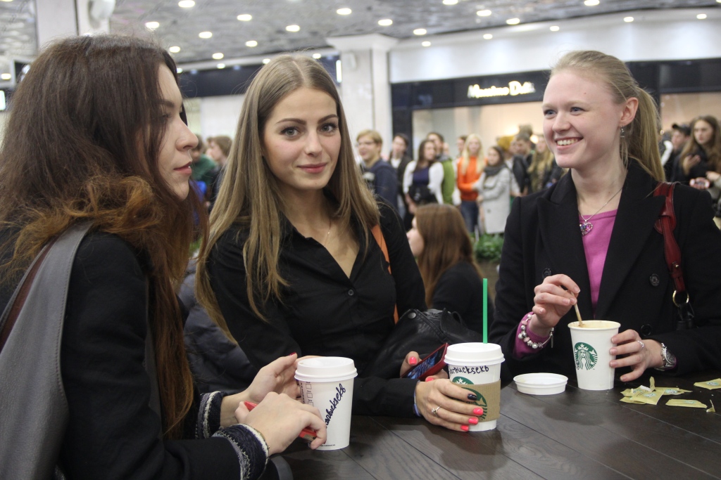 Тысячи жителей Екатеринбурга выстроились в гигантскую очередь за бесплатным кофе в Starbucks - Фото 2
