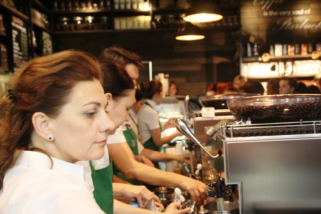 Тысячи жителей Екатеринбурга выстроились в гигантскую очередь за бесплатным кофе в Starbucks - Фото 4