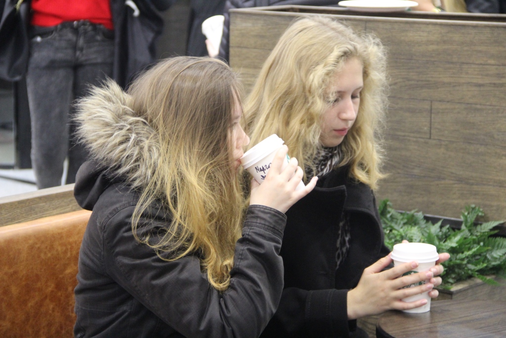 Тысячи жителей Екатеринбурга выстроились в гигантскую очередь за бесплатным кофе в Starbucks - Фото 8