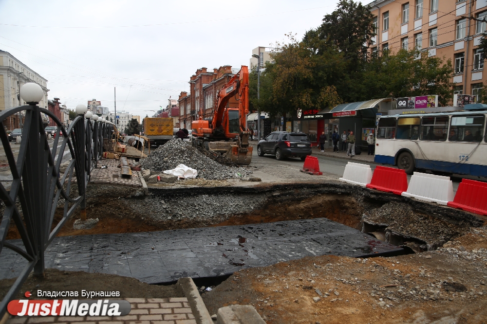 Транспортный коллапс накрыл центр Екатеринбурга. ФОТО - Фото 6