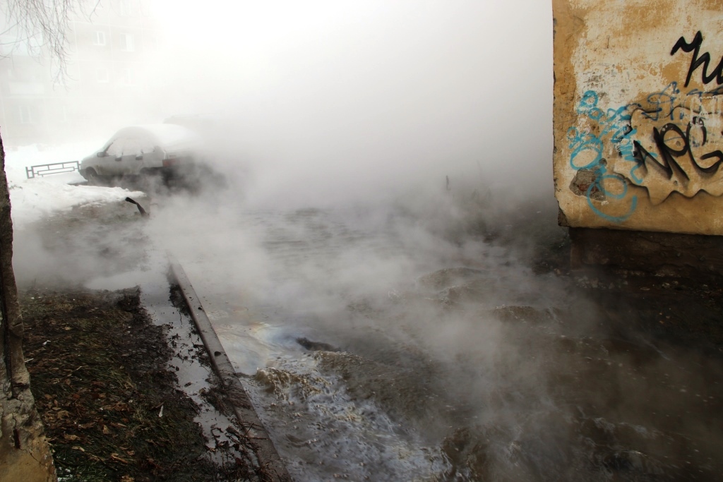 Потоп-2. На Эльмаше снова прорвало трубу с горячей водой - Фото 2