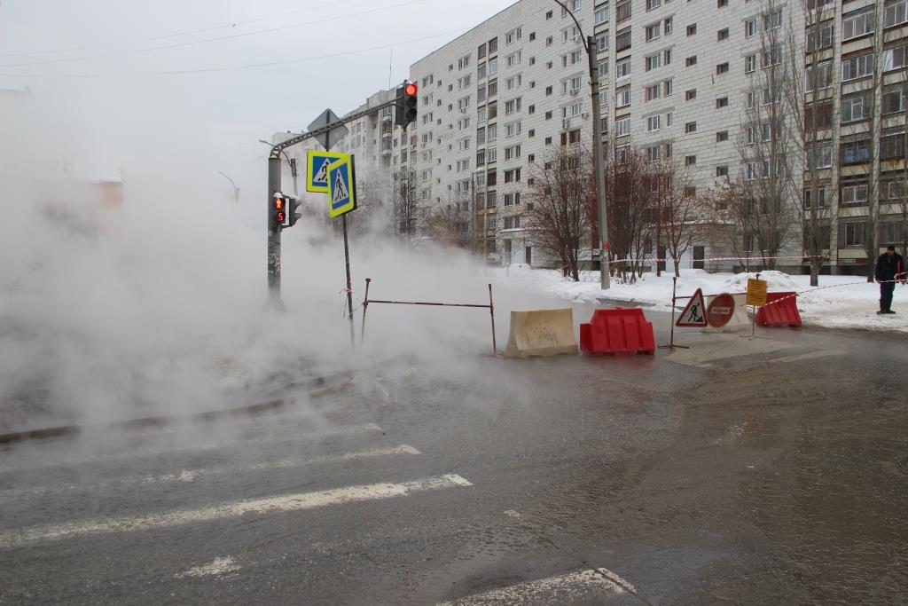 Потоп-2. На Эльмаше снова прорвало трубу с горячей водой - Фото 7