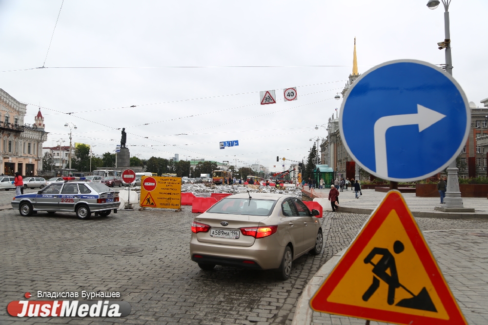 Транспортный коллапс накрыл центр Екатеринбурга. ФОТО - Фото 4