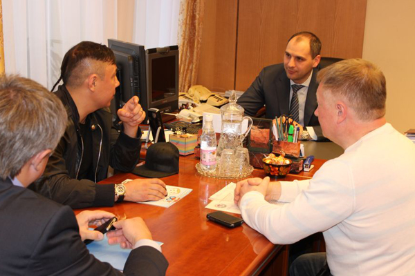 Денис Паслер и Костя Цзю обсудили вопрос создания в Свердловской области школ бокса для детей и юношества - Фото 2