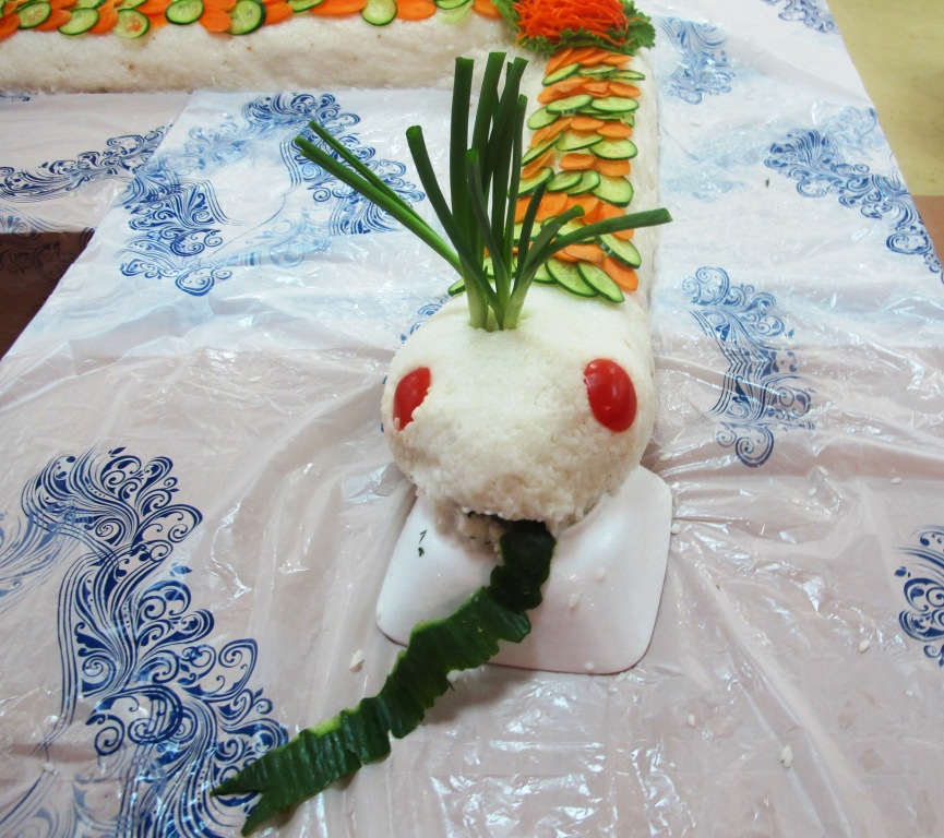 Гигантскую змею создали из риса и овощей в Екатеринбурге - Фото 4