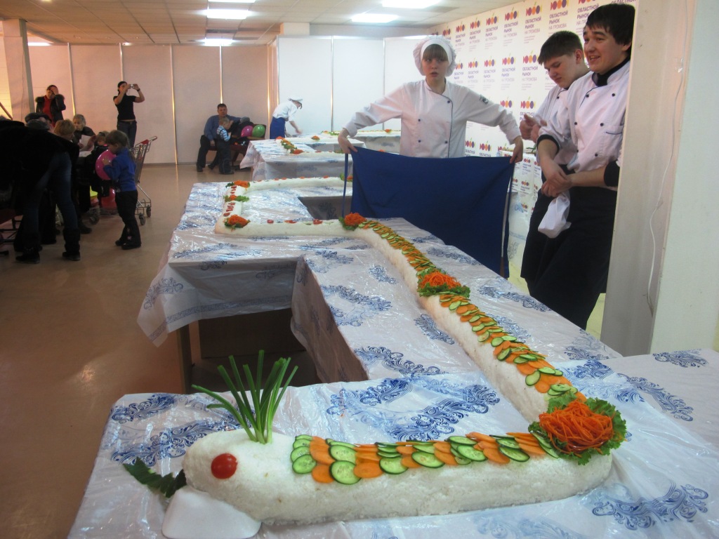 Гигантскую змею создали из риса и овощей в Екатеринбурге - Фото 5