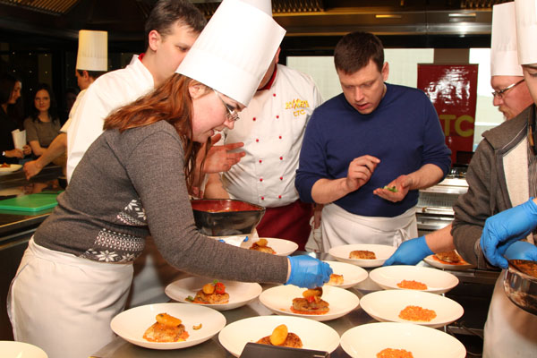 Мастерское владение ножом и венчиком! Актеры серила «Кухня» провели в Екатеринбурге кулинарный мастер-класс - Фото 5