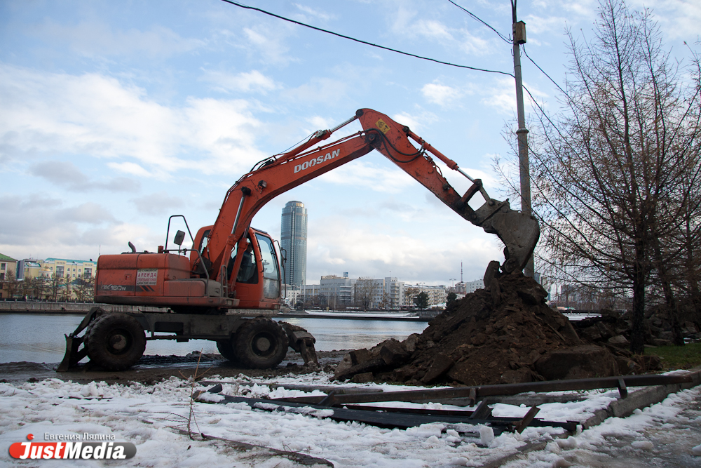 Камень на камень… В Екатеринбурге меняют гранитную облицовку набережной Рабочей Молодежи - Фото 3