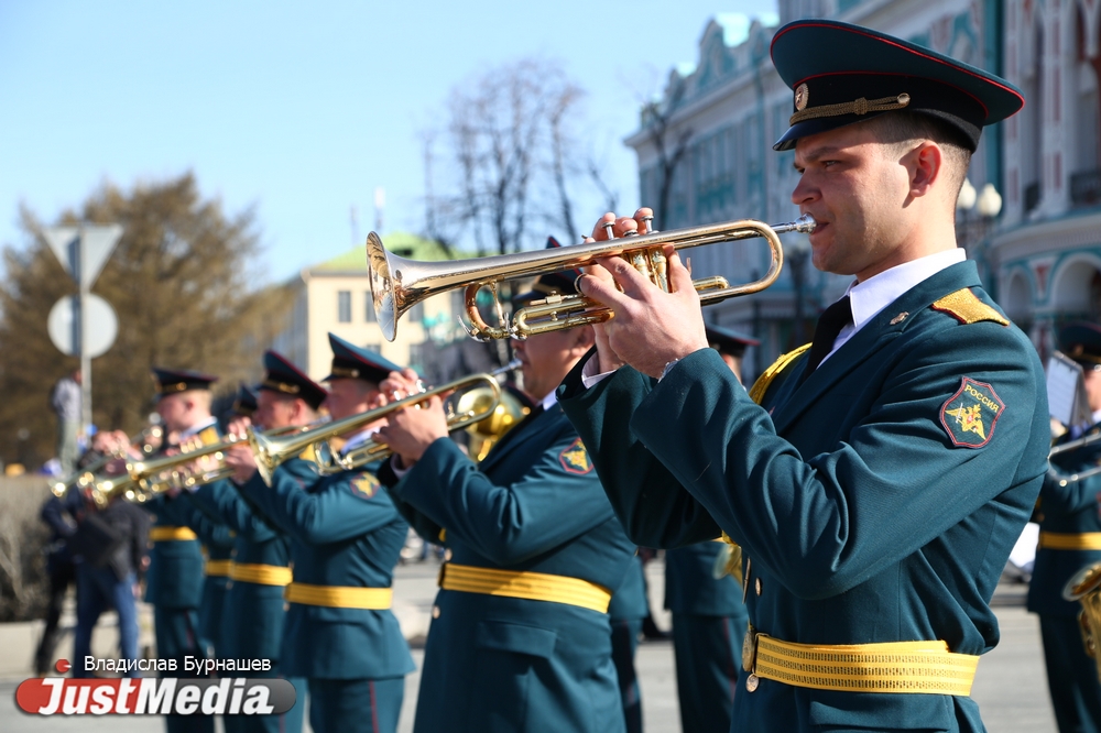 «Требуем достойной зарплаты и ее ежегодной индексации». Екатеринбург встретил Первомай. ФОТО - Фото 14
