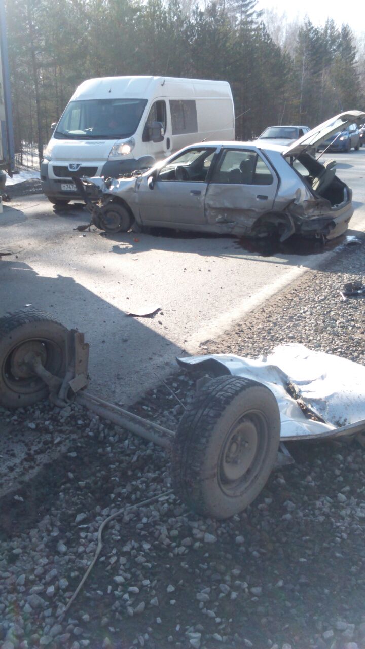 На Тюменском тракте в массовом ДТП с участием трех легковушек и грузовика пострадали два человека - Фото 2