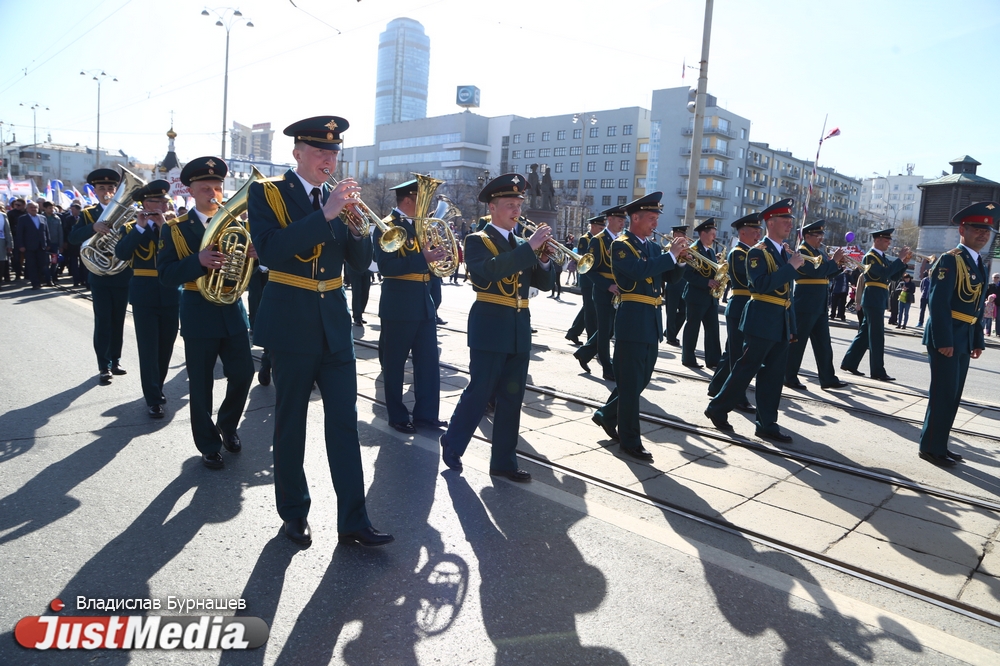 «Требуем достойной зарплаты и ее ежегодной индексации». Екатеринбург встретил Первомай. ФОТО - Фото 7