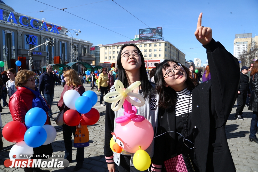 «Требуем достойной зарплаты и ее ежегодной индексации». Екатеринбург встретил Первомай. ФОТО - Фото 13