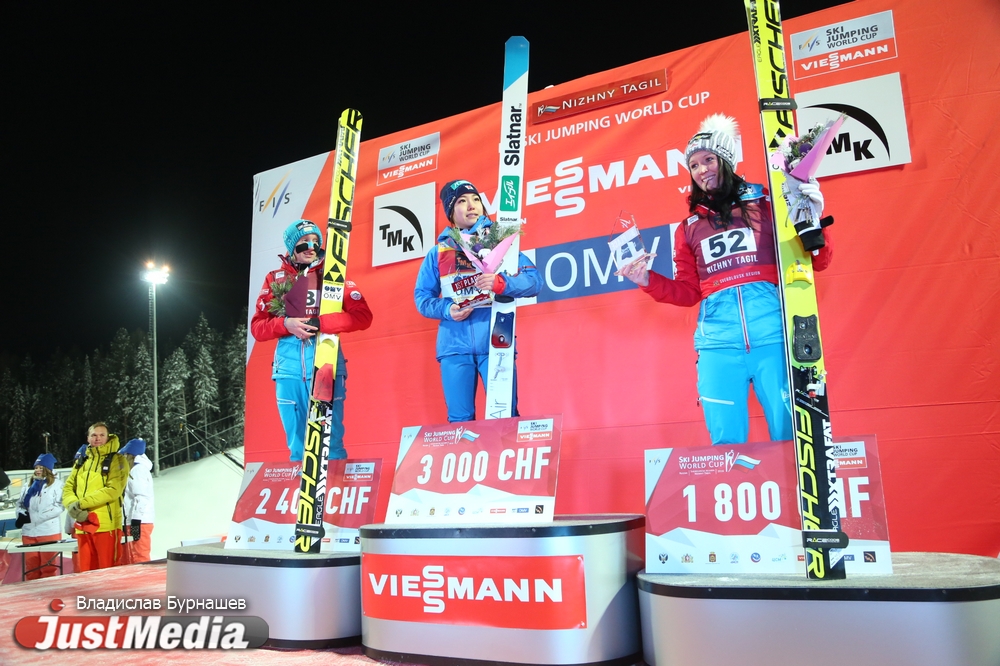 Японский ажиотаж, пятое место Аввакумовой и полупустые трибуны. JustMedia.Ru побывал на Кубке мира по прыжкам с трамплина в Нижнем Тагиле - Фото 13