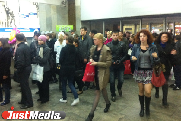 Пассажиры «сносят» кассы в екатеринбургском метро: проезд по «ЕКАРТе» почему-то не подорожал - Фото 2