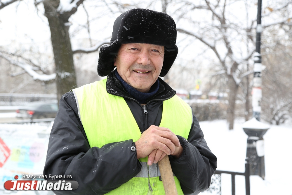 Дворник Маххам Алибаев: «Надо больше работать и тогда не замерзнешь». В четверг Екатеринбурге минус 10 и слабая метель - Фото 3