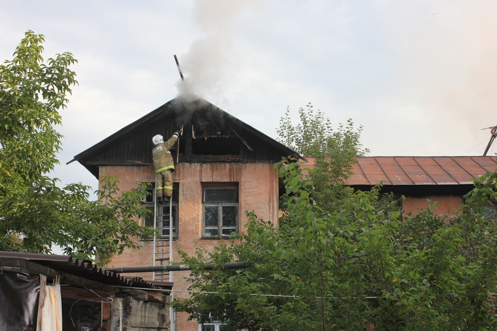 В Екатеринбурге сгорел  барак. Пострадавших нет - Фото 2