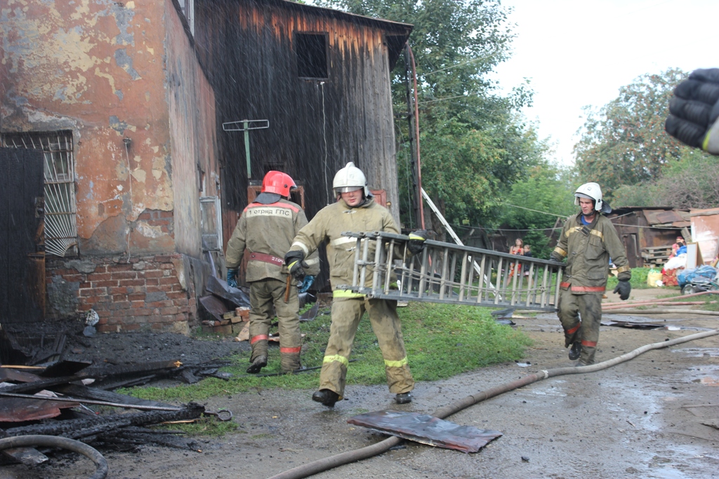 В Екатеринбурге сгорел  барак. Пострадавших нет - Фото 3
