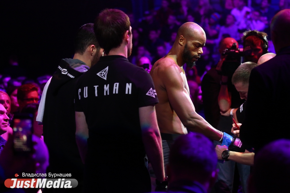«Не уверен, что готов к выступлению за океаном. Мне не все сегодня понравилось». Иван Штырков оказался сильнее экс-чемпиона Bellator Кристиана М’Пумбу. ФОТО - Фото 9