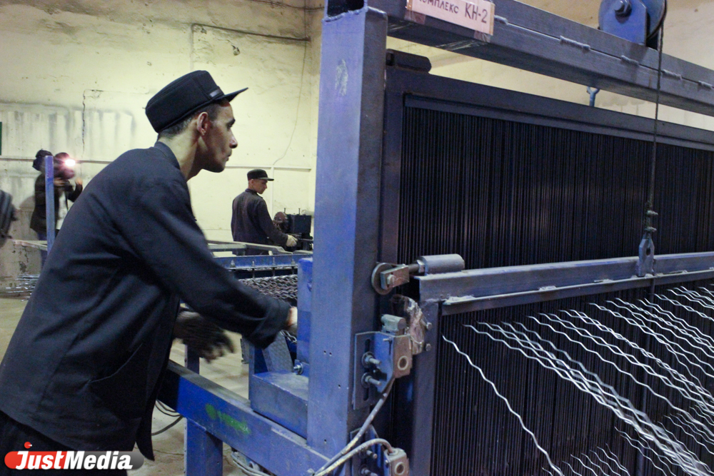 Работа на «дому»: заключенные ИК-2 стоят за станками и могут зарабатывать больше сотрудников колонии  - Фото 2