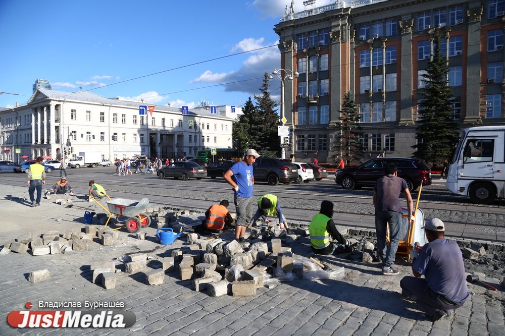 Дорожники срывают празднование Дня города в центре Екатеринбурга. Мэрия не видит на площадке, где выступит «Чайф», разобранную брусчатку. ФОТО - Фото 2