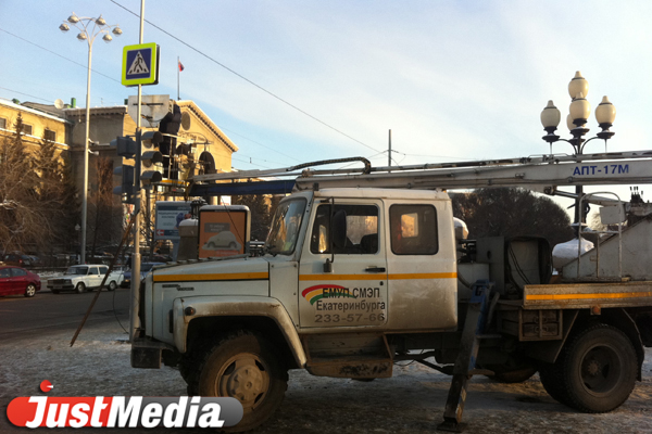 На перекрестке Ленина—Красноармейская устанавливают светофорный комплекс - Фото 2