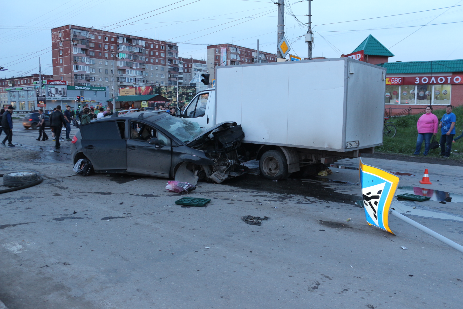 Жуткое ДТП в Каменске-Уральском: уходивший от полицейской погони Мицубиси протаранил Ситроен. Двое погибших. ВИДЕО, ФОТО - Фото 2