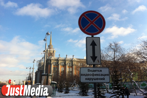Знаки, предупреждающие водителей о видеокамерах, в Екатеринбурге появились еще до введения соответствующего закона - Фото 2