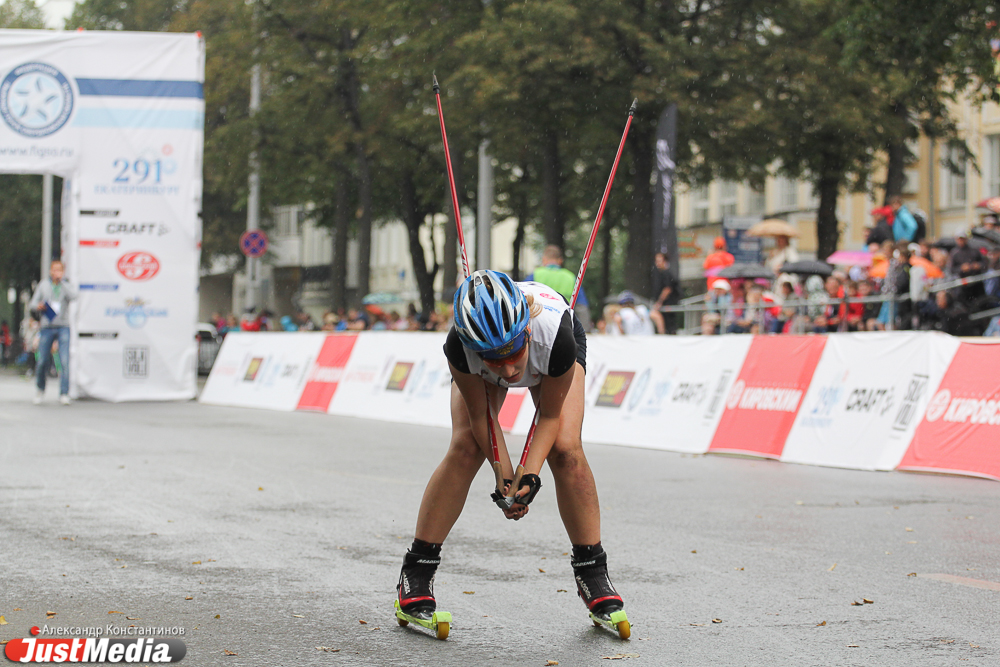 В ожидании сезона: свердловские лыжники устроили гонки в центре Екатеринбурга - Фото 5