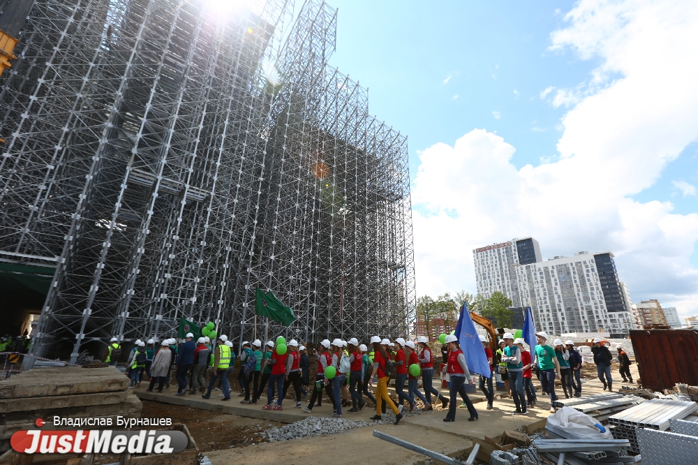 «Во время дождя вода на крыше будет нарушать все законы физики». Волонтерам ЧМ-2018 показали «Екатеринбург-Арену». ФОТО - Фото 11