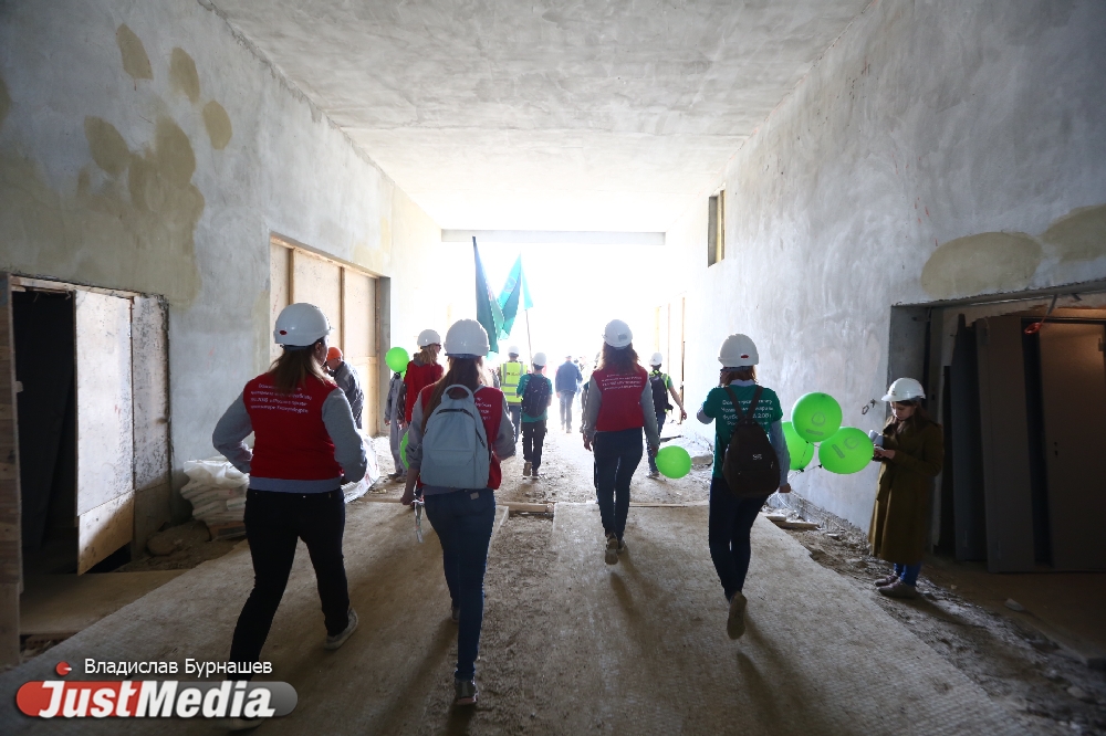 «Во время дождя вода на крыше будет нарушать все законы физики». Волонтерам ЧМ-2018 показали «Екатеринбург-Арену». ФОТО - Фото 12