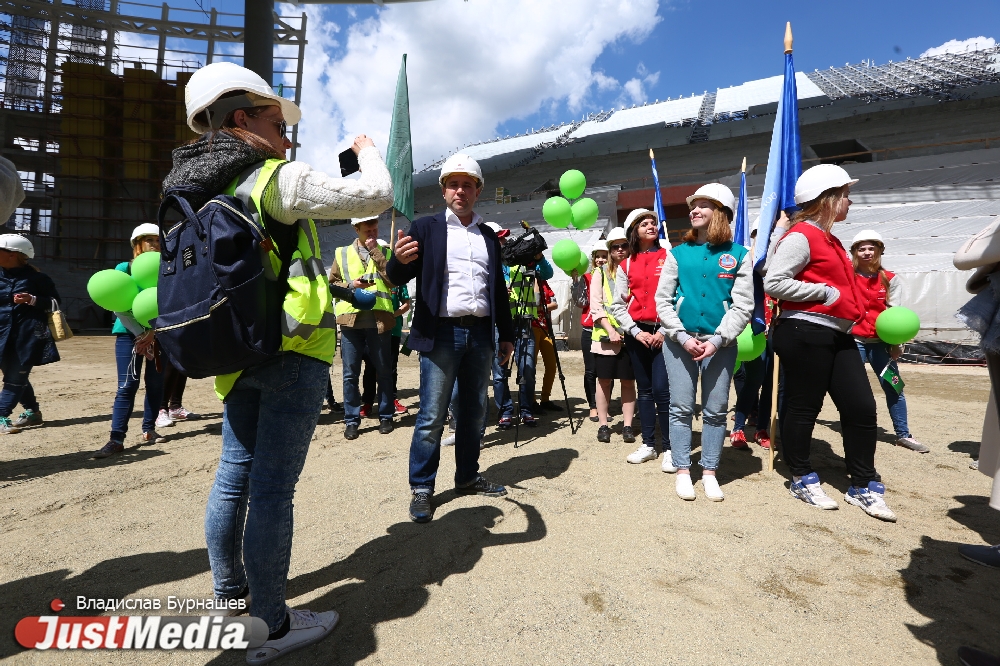 «Во время дождя вода на крыше будет нарушать все законы физики». Волонтерам ЧМ-2018 показали «Екатеринбург-Арену». ФОТО - Фото 19