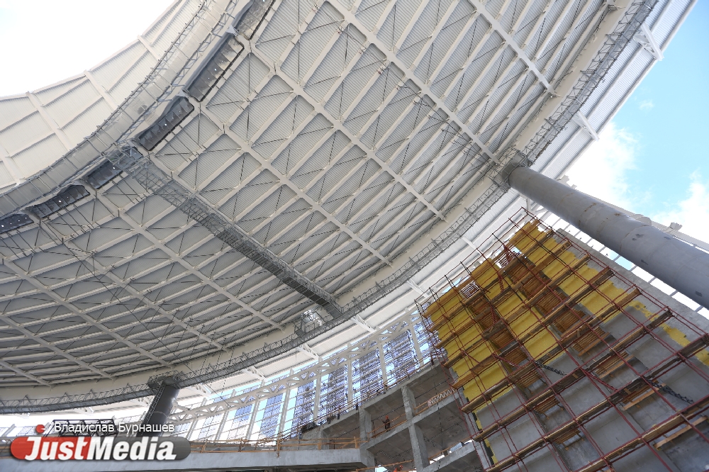 «Во время дождя вода на крыше будет нарушать все законы физики». Волонтерам ЧМ-2018 показали «Екатеринбург-Арену». ФОТО - Фото 9