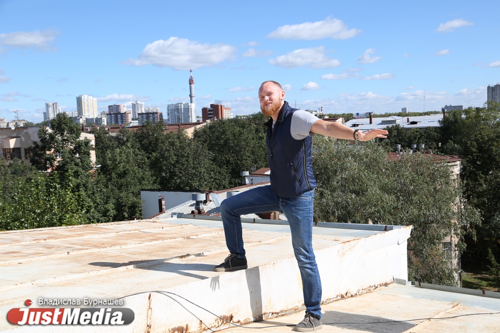 Илья Сотонин, стоя на крыше: «Не жарко и не холодно — это то, что я люблю. В День знаний в Екатеринбурге +25». ВИДЕО - Фото 3