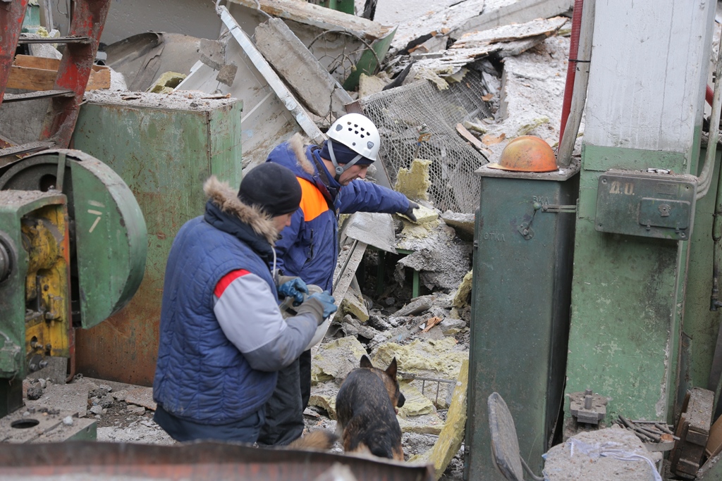 Из-под завалов ЗиКа спасены 14 человек. Все они госпитализированы. ФОТО - Фото 5