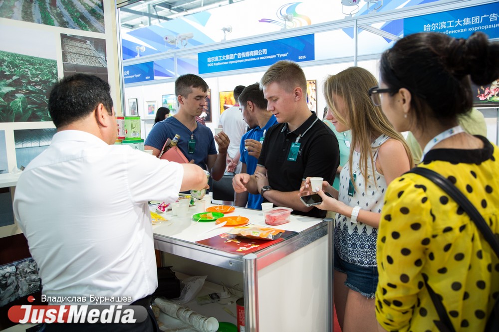 Сок из «китайских фонариков», экологический рис в мультиварке и харбинское пиво. Российско-китайское ЭКСПО превратилось в огромный фуд-корт. РЕПОРТАЖ - Фото 8